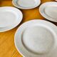 12 Assiettes plates en grès moucheté vintage