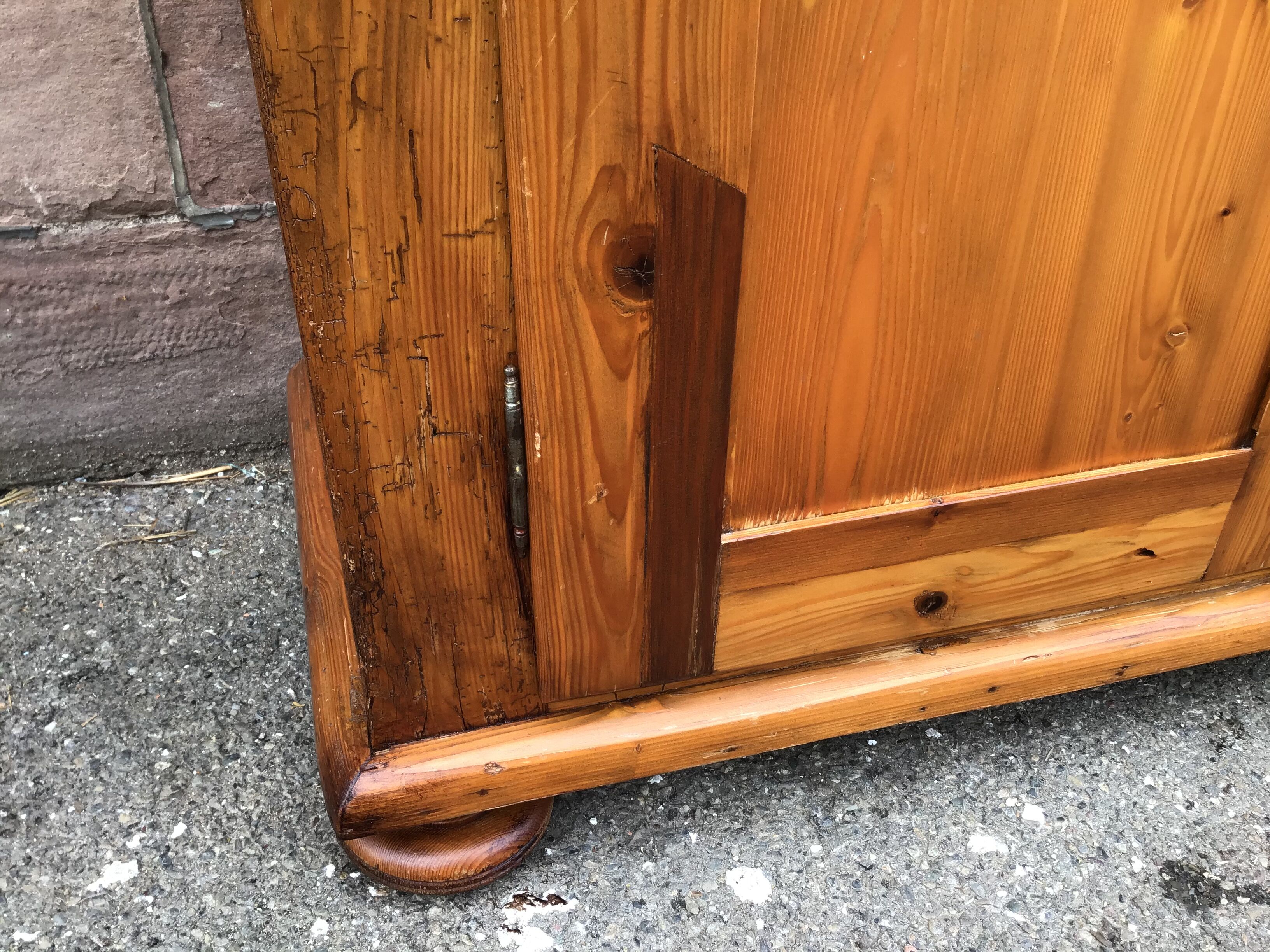 Vaisselier rustique régional vintage en sapin