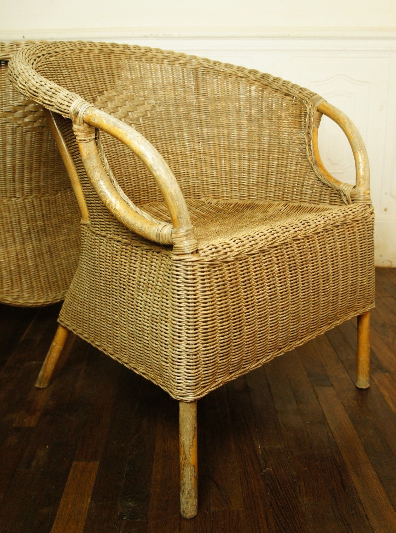 Paire de fauteuils à jupe en rotin & osier