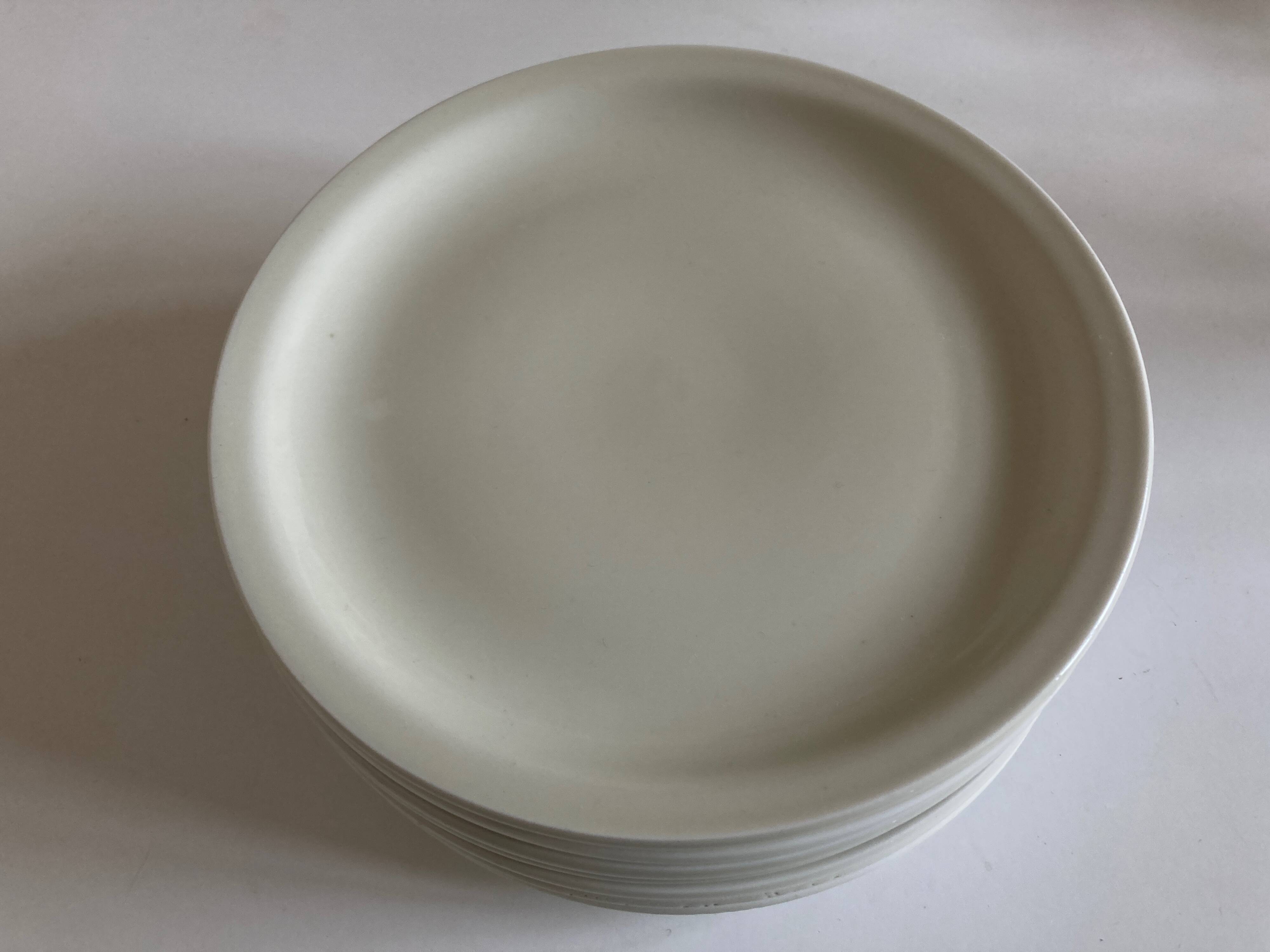 Set of 7 Scandinavian modernist flat plates in ivory earthenware