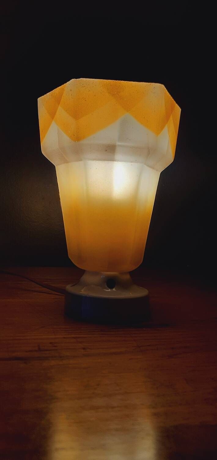 Art Deco wall lamp in porcelain and sandblasted glass, 1940s
