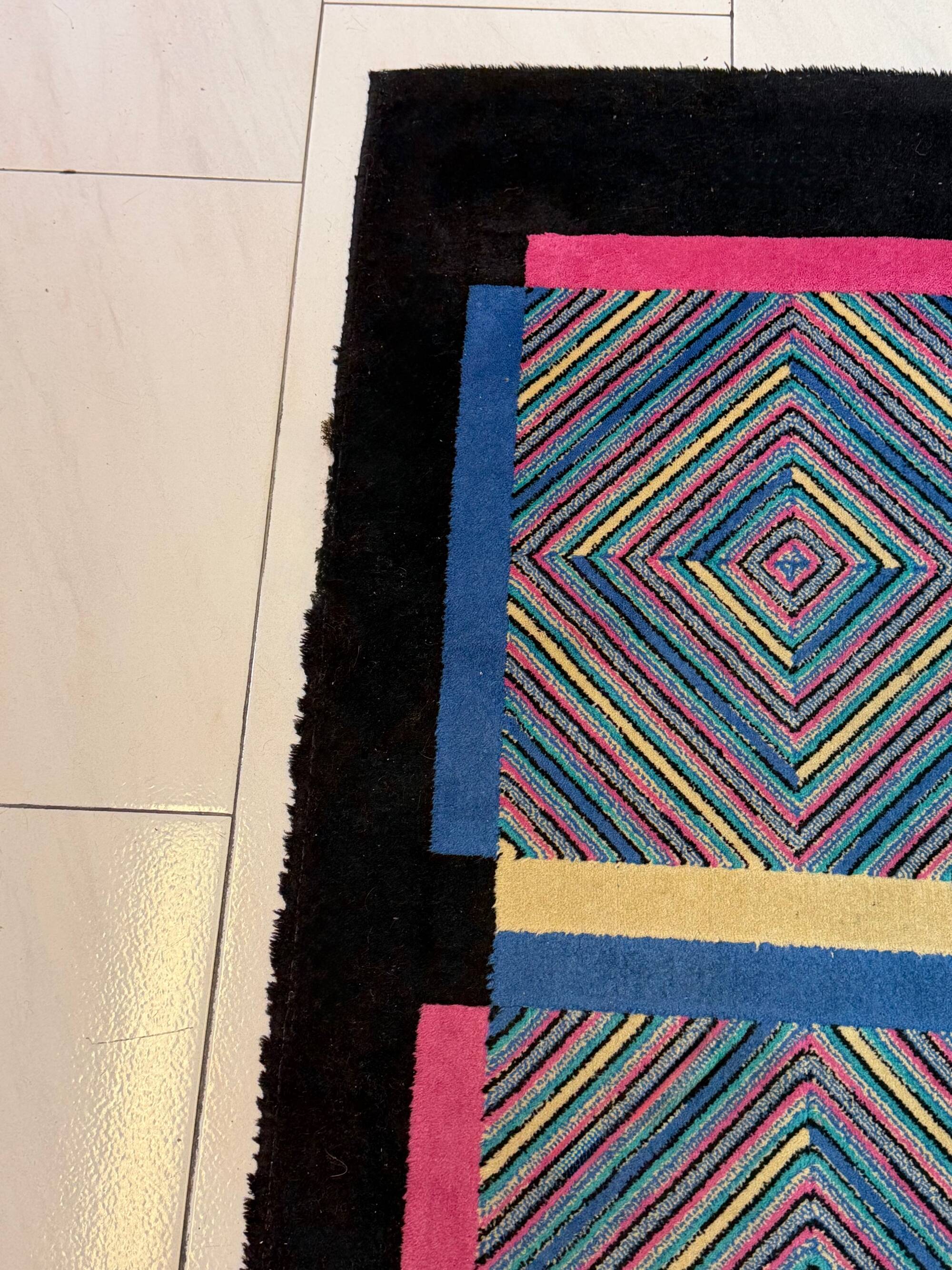 Tapis rectangulaire en laine noir et coloré par Missoni, Italie, années 1980.