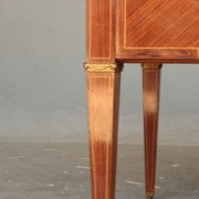 Bureau de style Louis XVI plaqué acajou