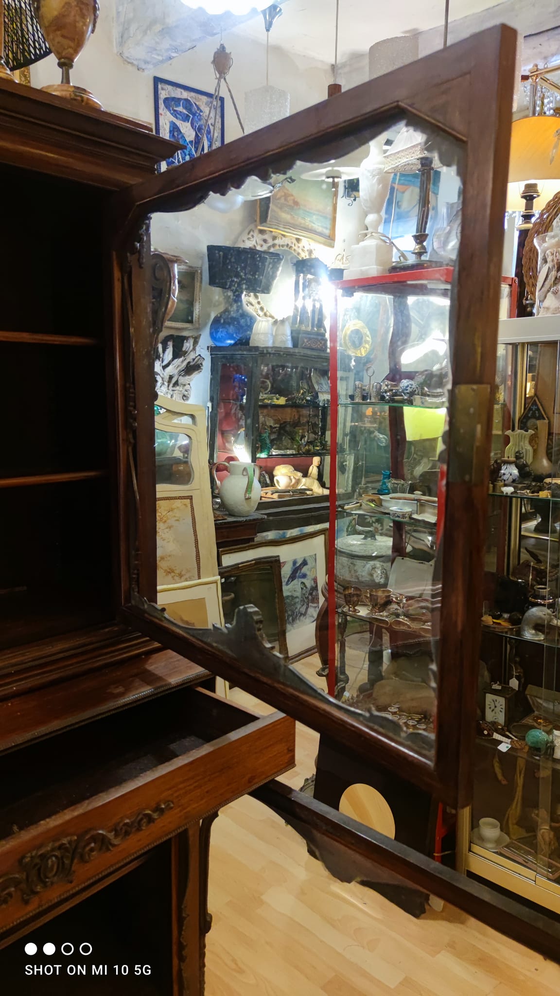 Two-part cabinet, recessed and with a glass-fronted display case, in Indian rosewood, circa 1850/60