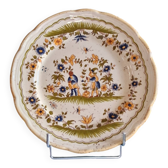 Plate "Reproduction Vieux Moustiers" in very good condition.