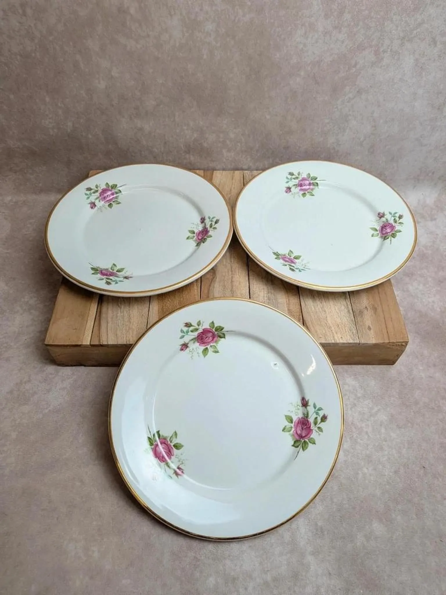 Set of 3 flat plates in fine earthenware from Gien – Rose decoration and gold rim – Vintage
