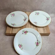 Set of 3 flat plates in fine earthenware from Gien – Rose decoration and gold rim – Vintage