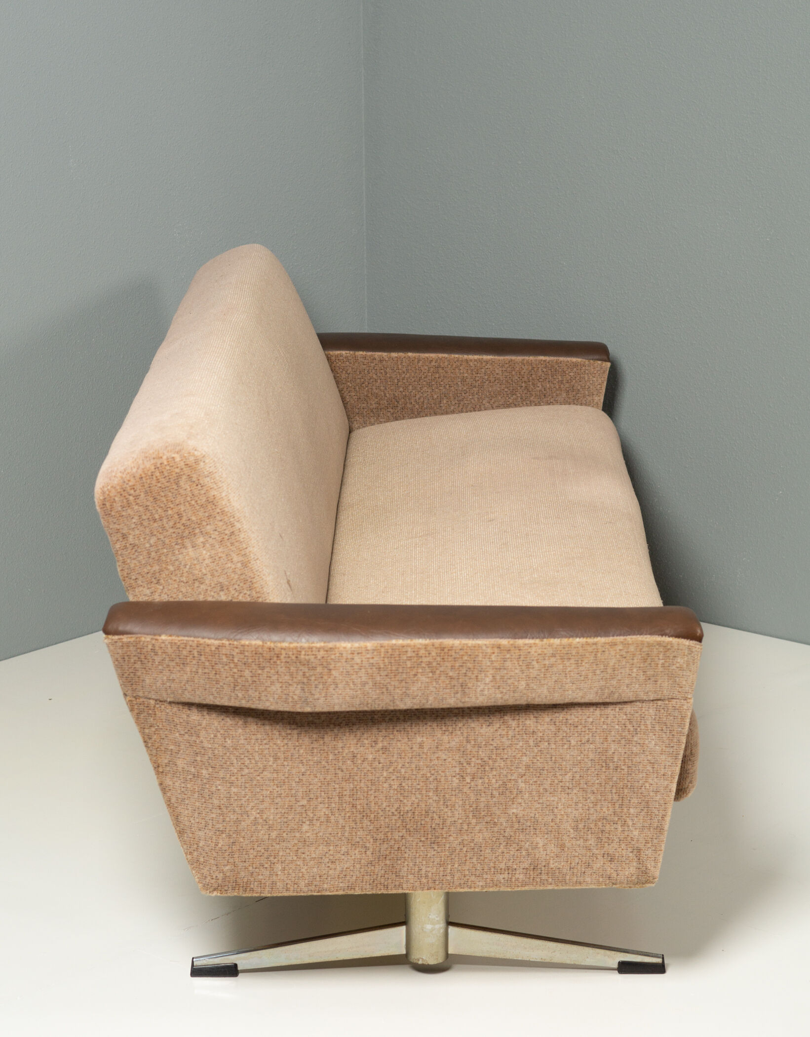 Fauteuils et canapé pivotants space age années 1970