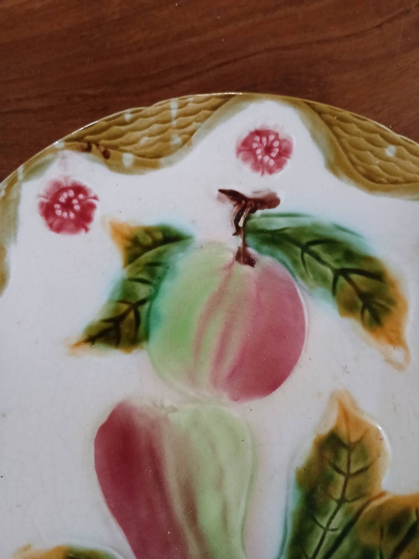 Assiette ancienne en barbotine