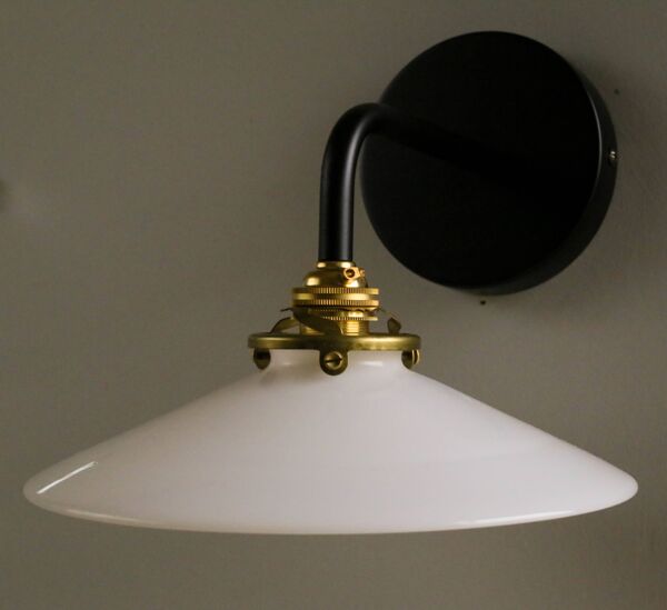 Applique murale en opaline blanche - douille et bras laiton, support metal