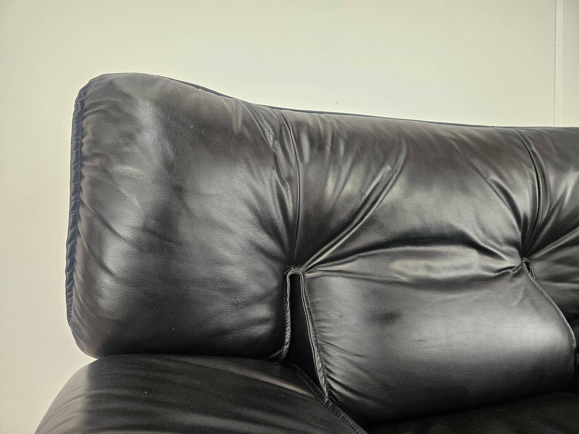 Red and black leather armchair by Nicoletti Salotti