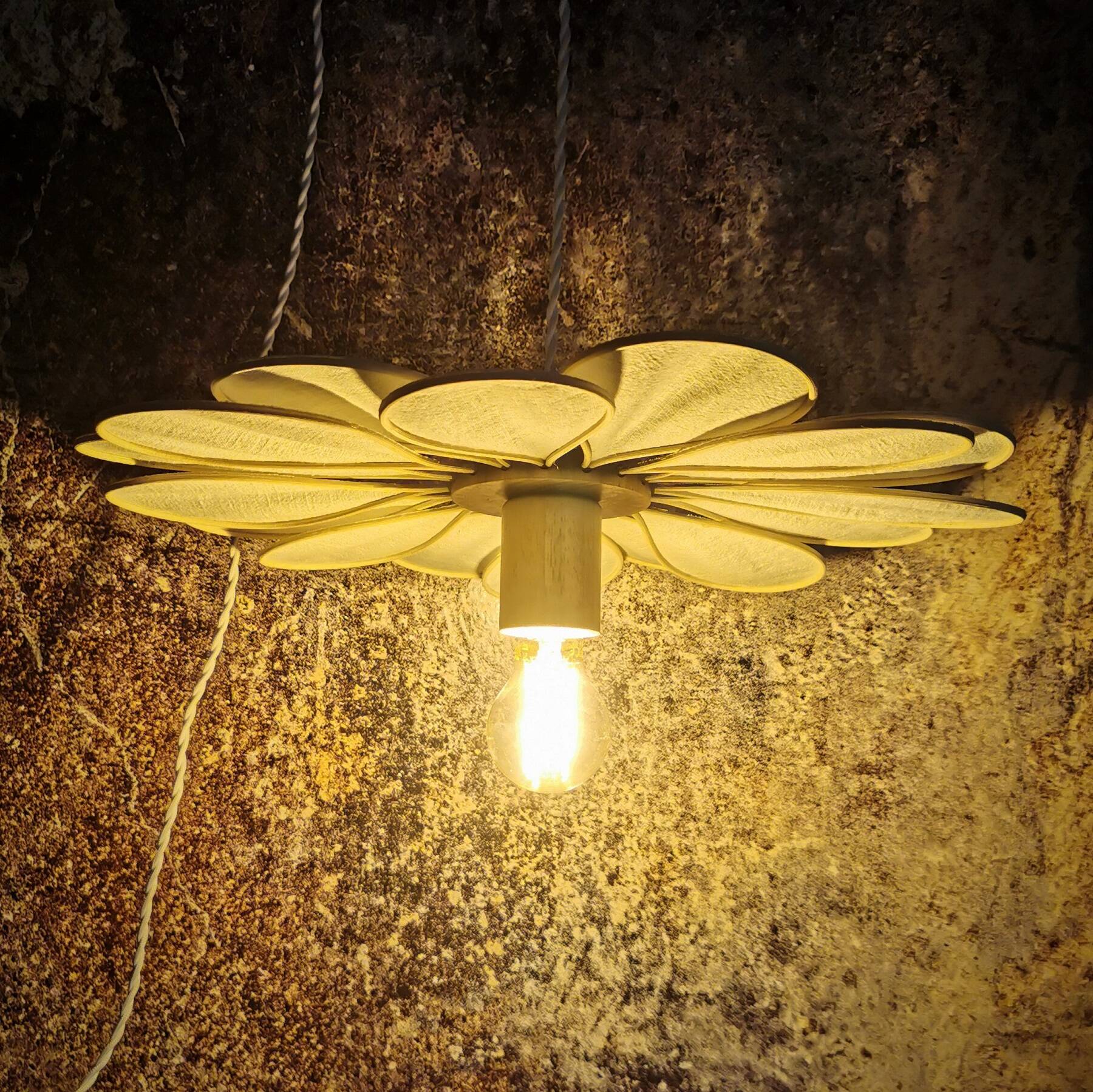 16-petal flower lamp in rattan and white linen