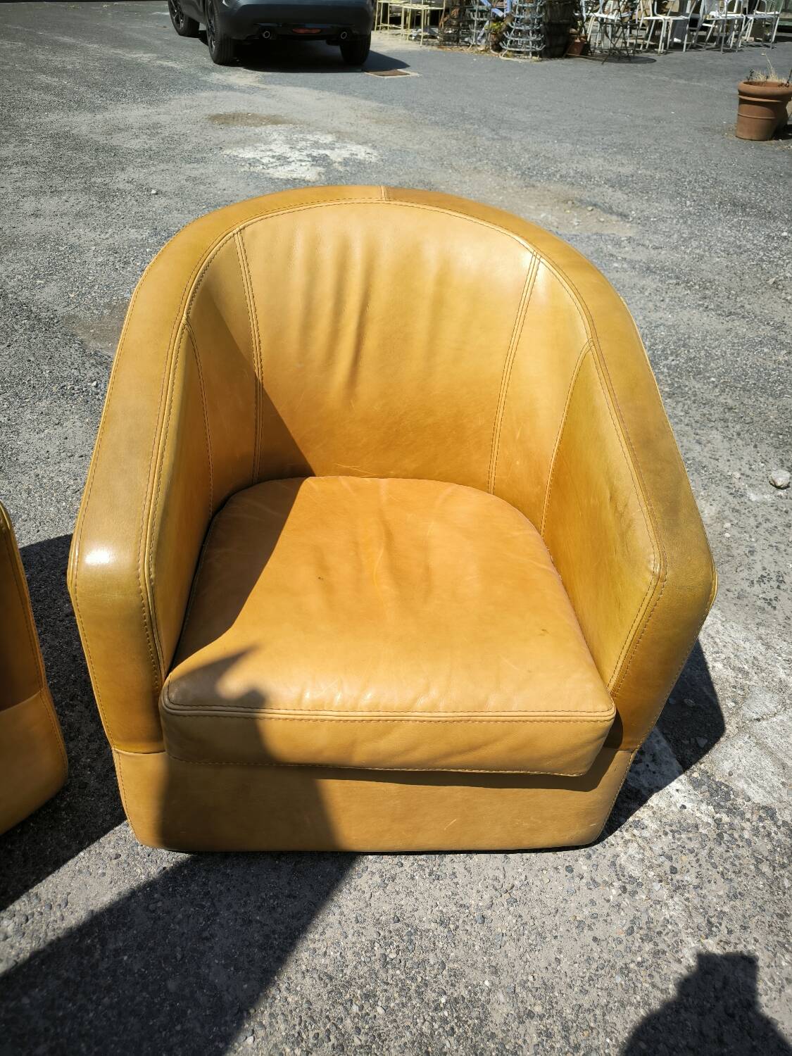 Paire de Fauteuils cuir vers 1980