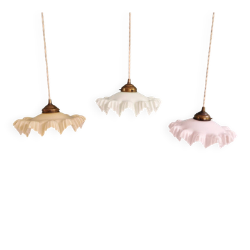 Trio de suspensions Art Déco en opaline colorée festonnée, 1920-30