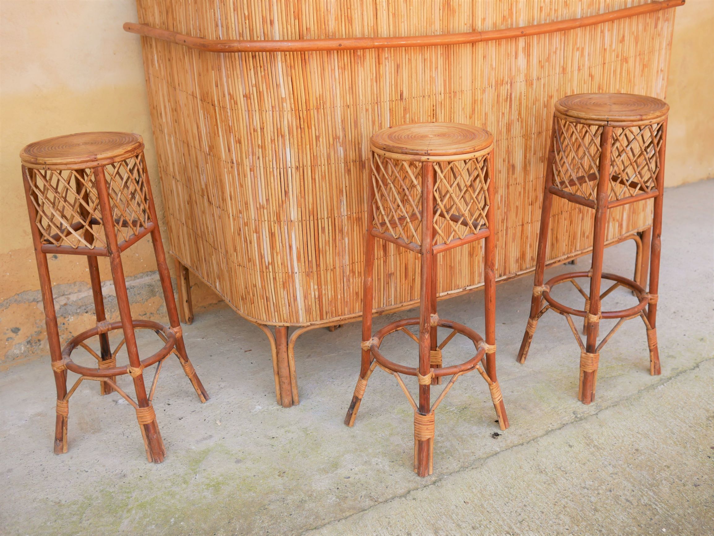 Rattan bar with 3 vintage stools