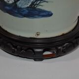 Vase maillet en porcelaine à décor bleu et blanc de phénix sur un rocher.