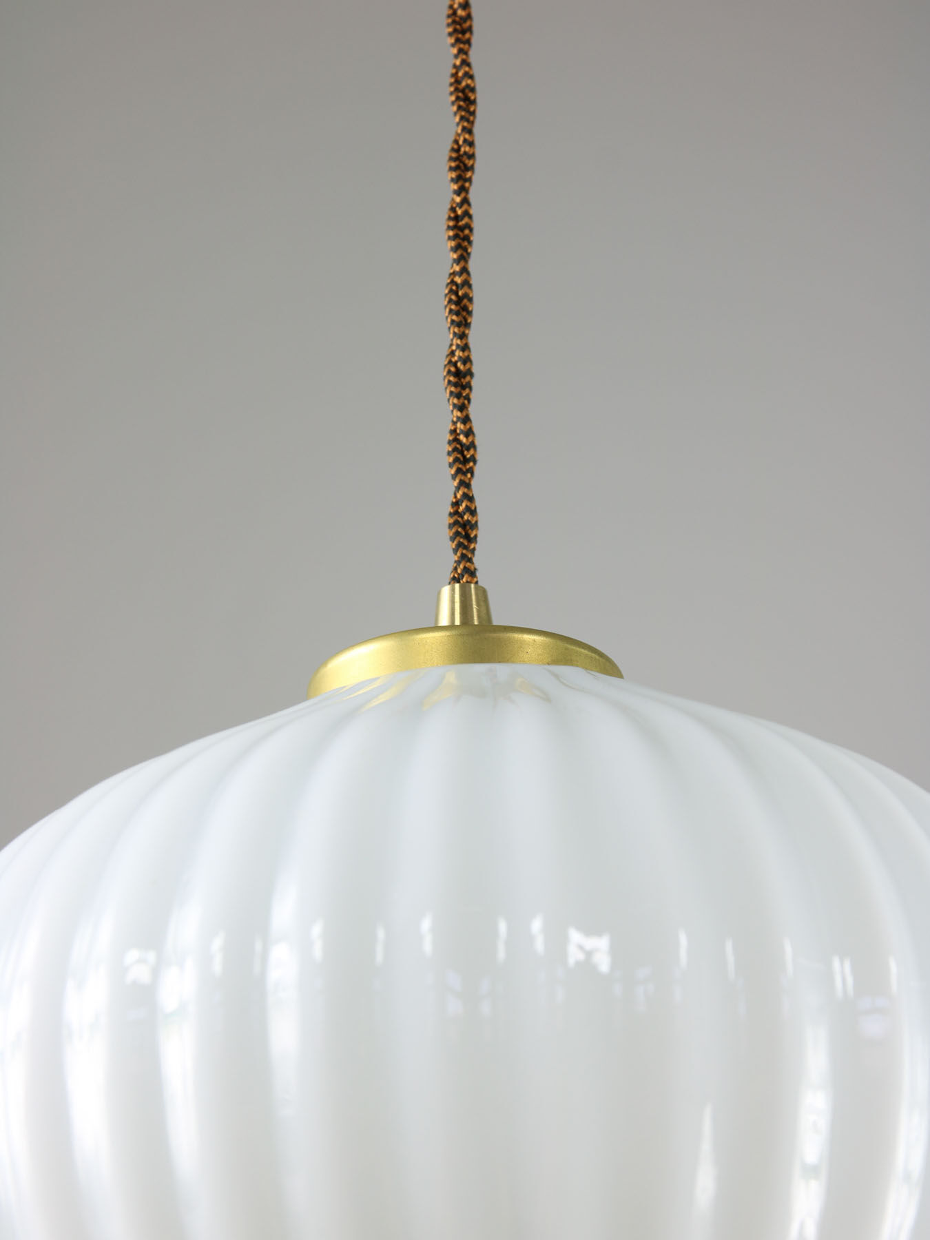 Suspension vintage en verre opalin & laiton