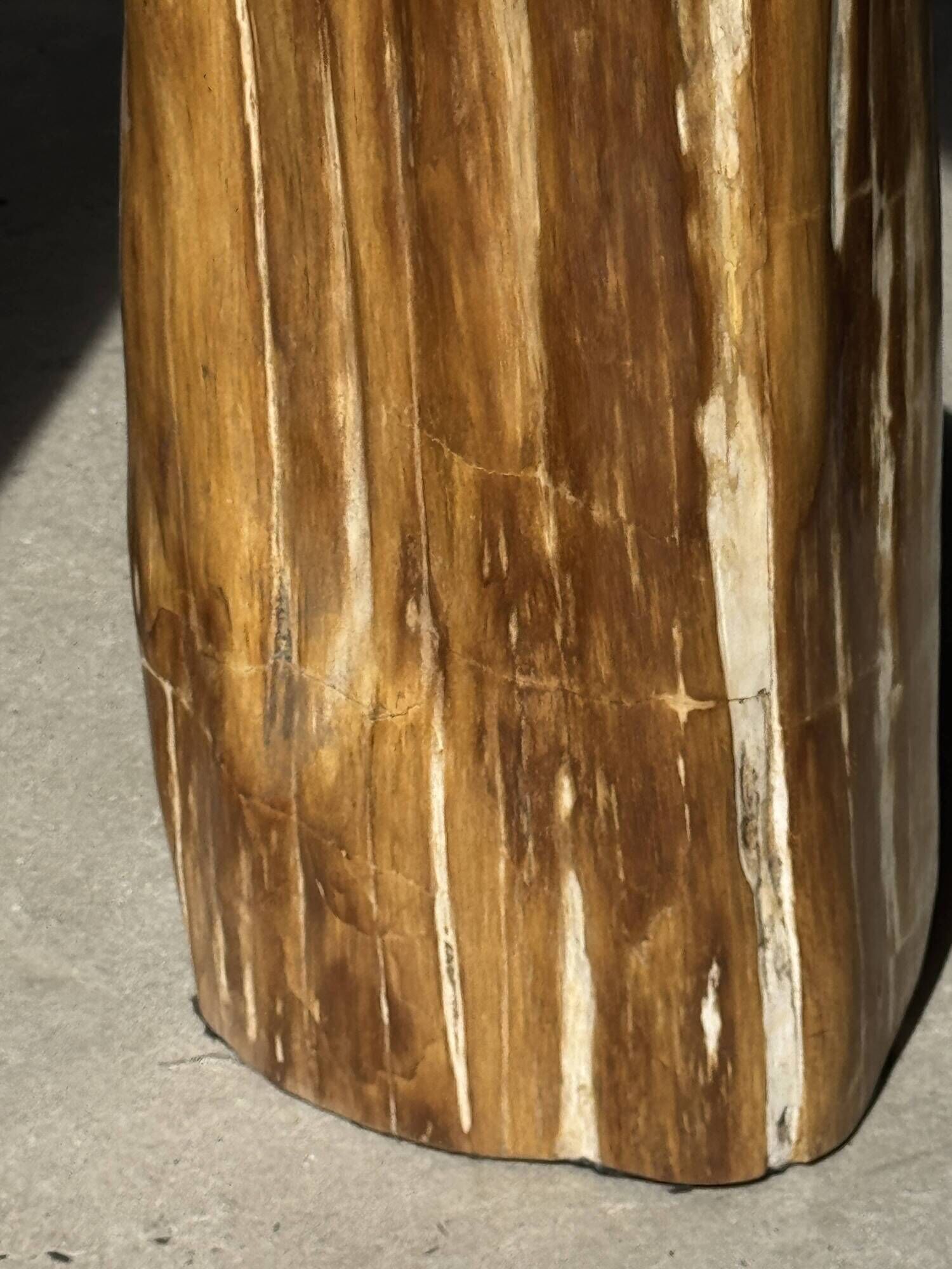Table d'appoint en bois pétrifié orange doré et blanche ovale H46 D38 - 333