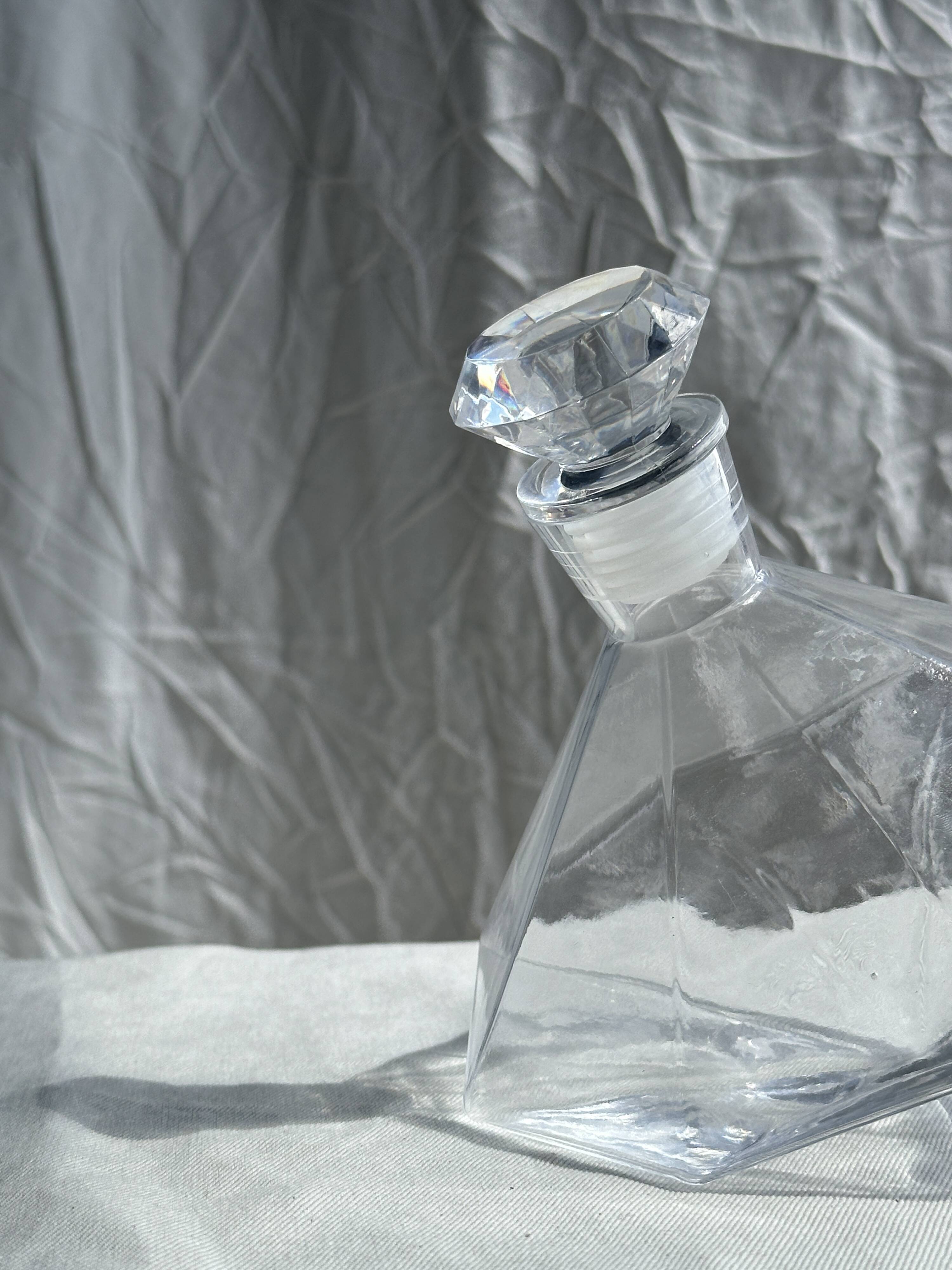 Small geometric carafe with diamond-shaped stopper and its 4 glasses