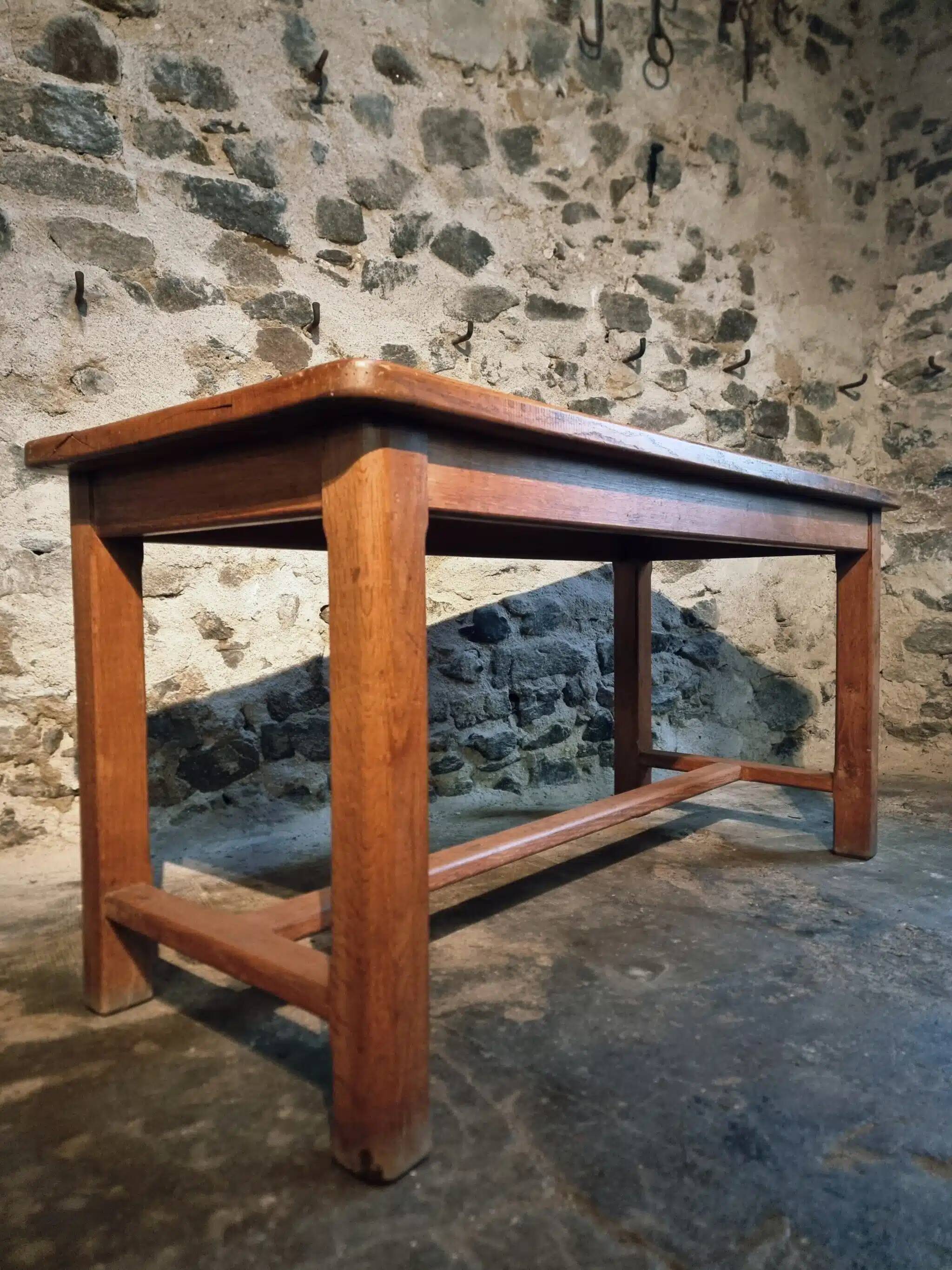 Table vintage en chêne français avec finition vernie d'origine