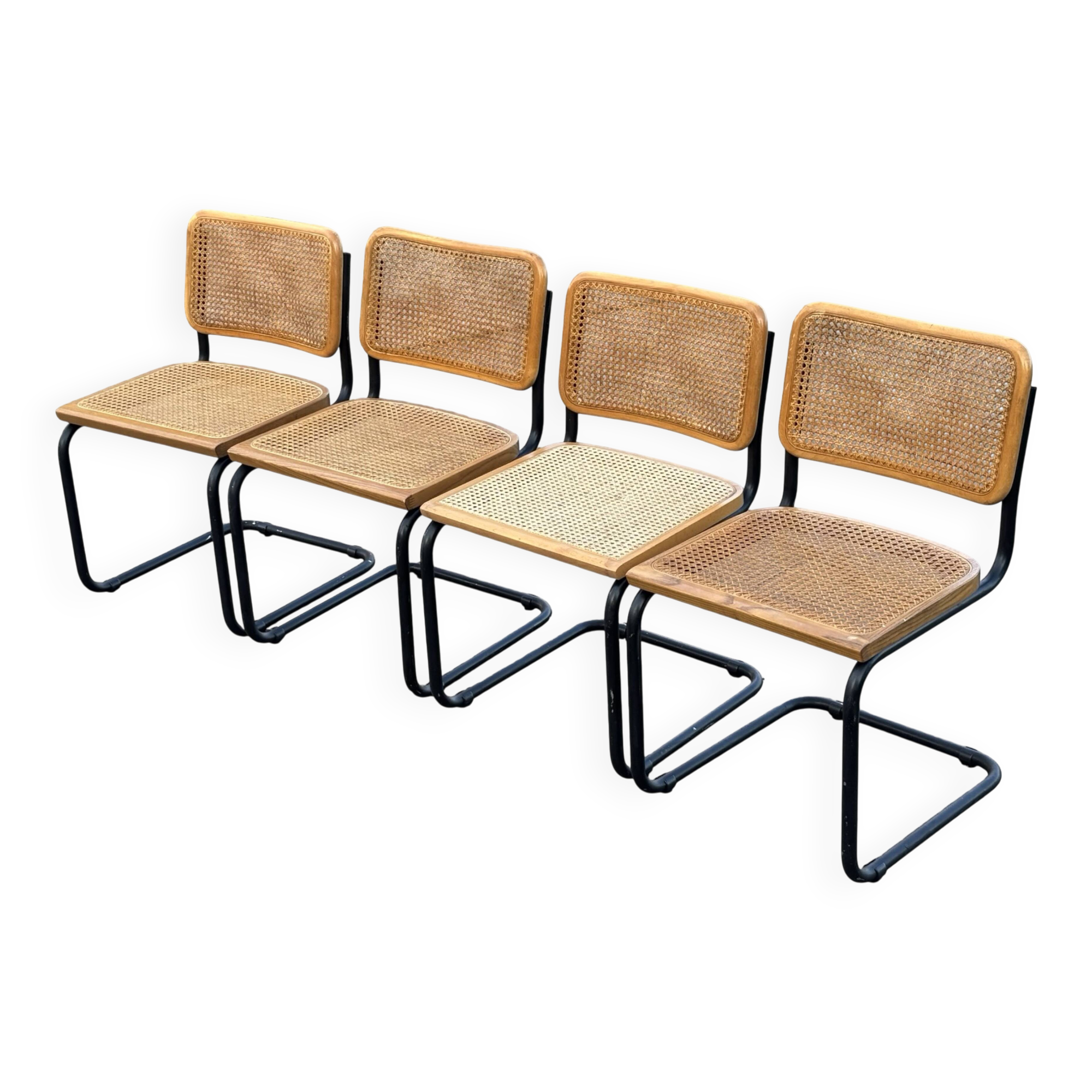 Ensemble de 4 chaises Cesca B32 conçues par Marcel Breuer, cadre noir.