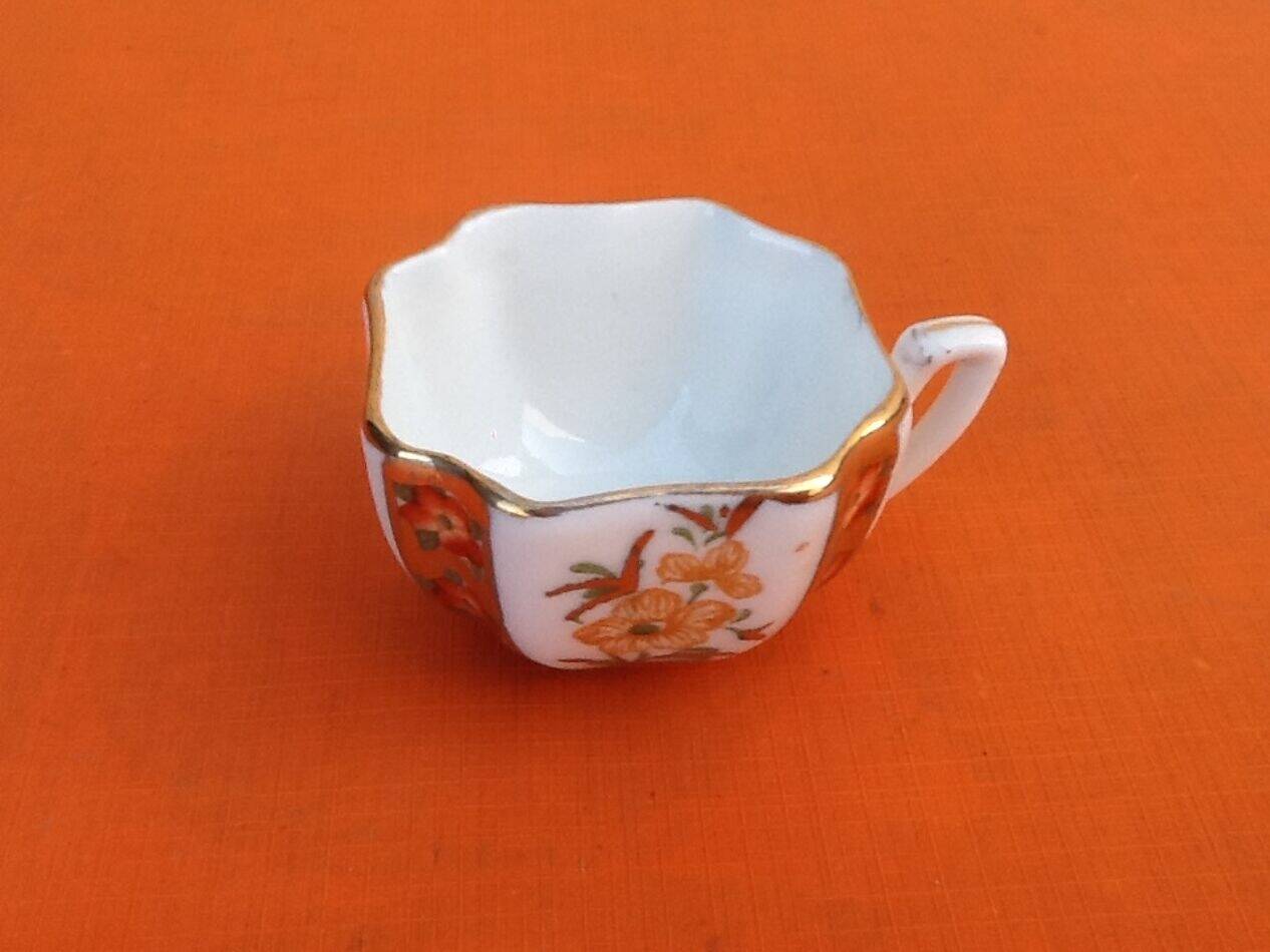 Small cup/saucer. Fine porcelain.