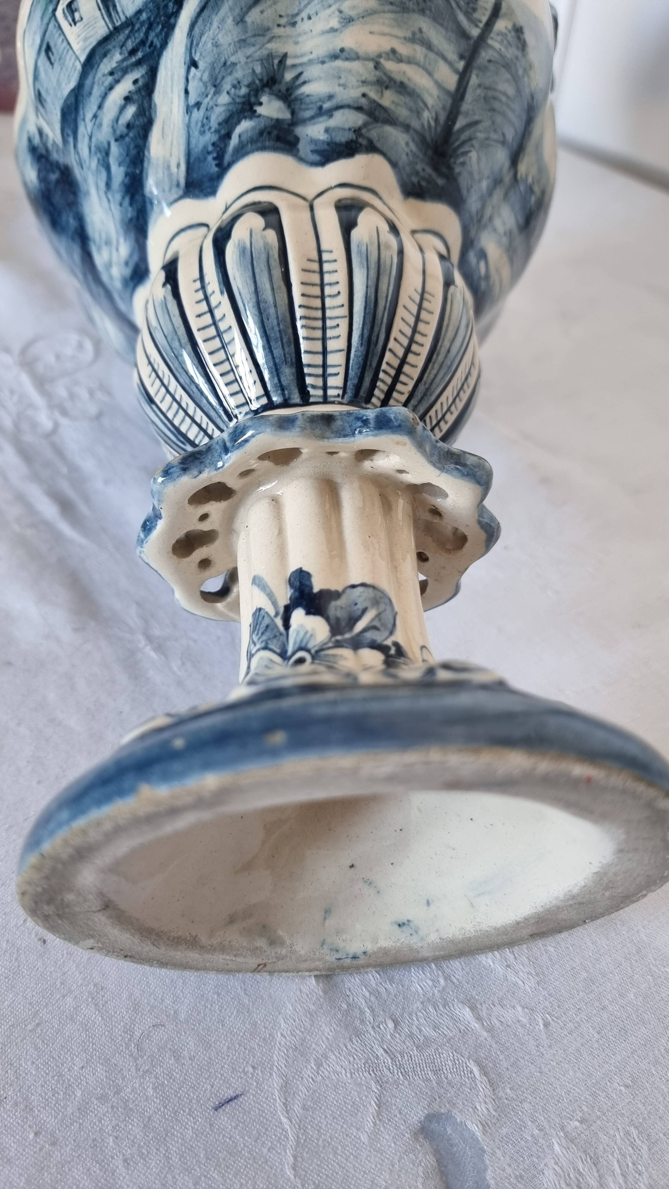 Large Spanish vase in Talavera style, hand-painted, adorned with a landscape.