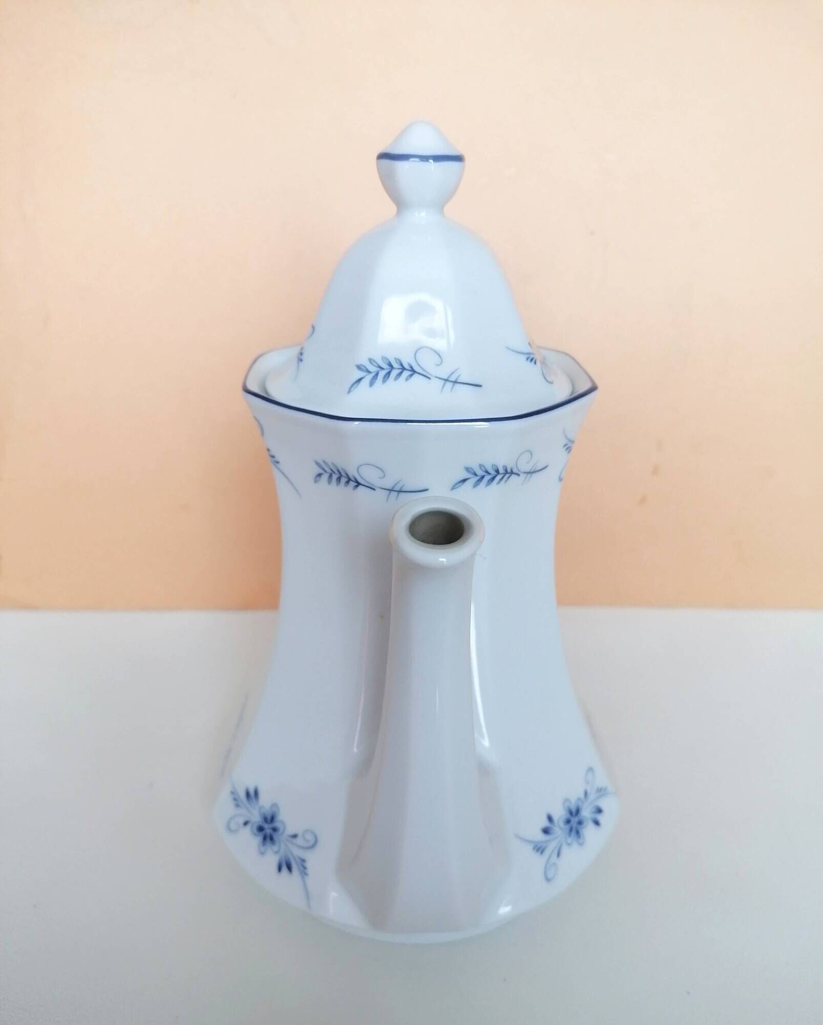 Porcelain teapot Winterling Marktleuthen Bavaria white blue