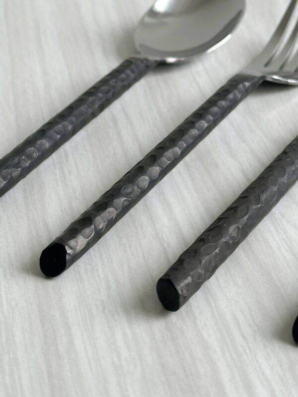 service de couverts en métal forgé