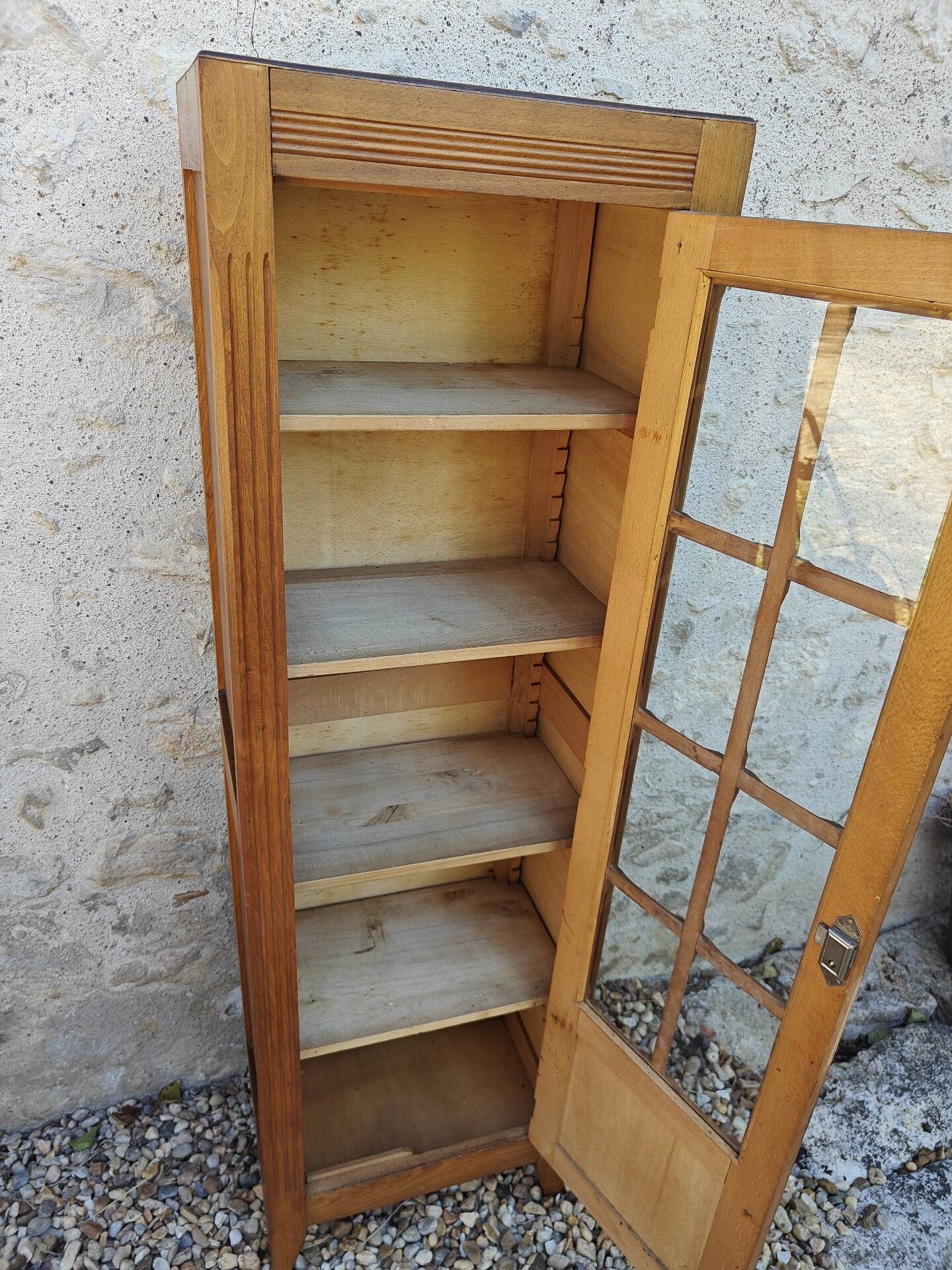 Showcase an old door, small bookshelf.