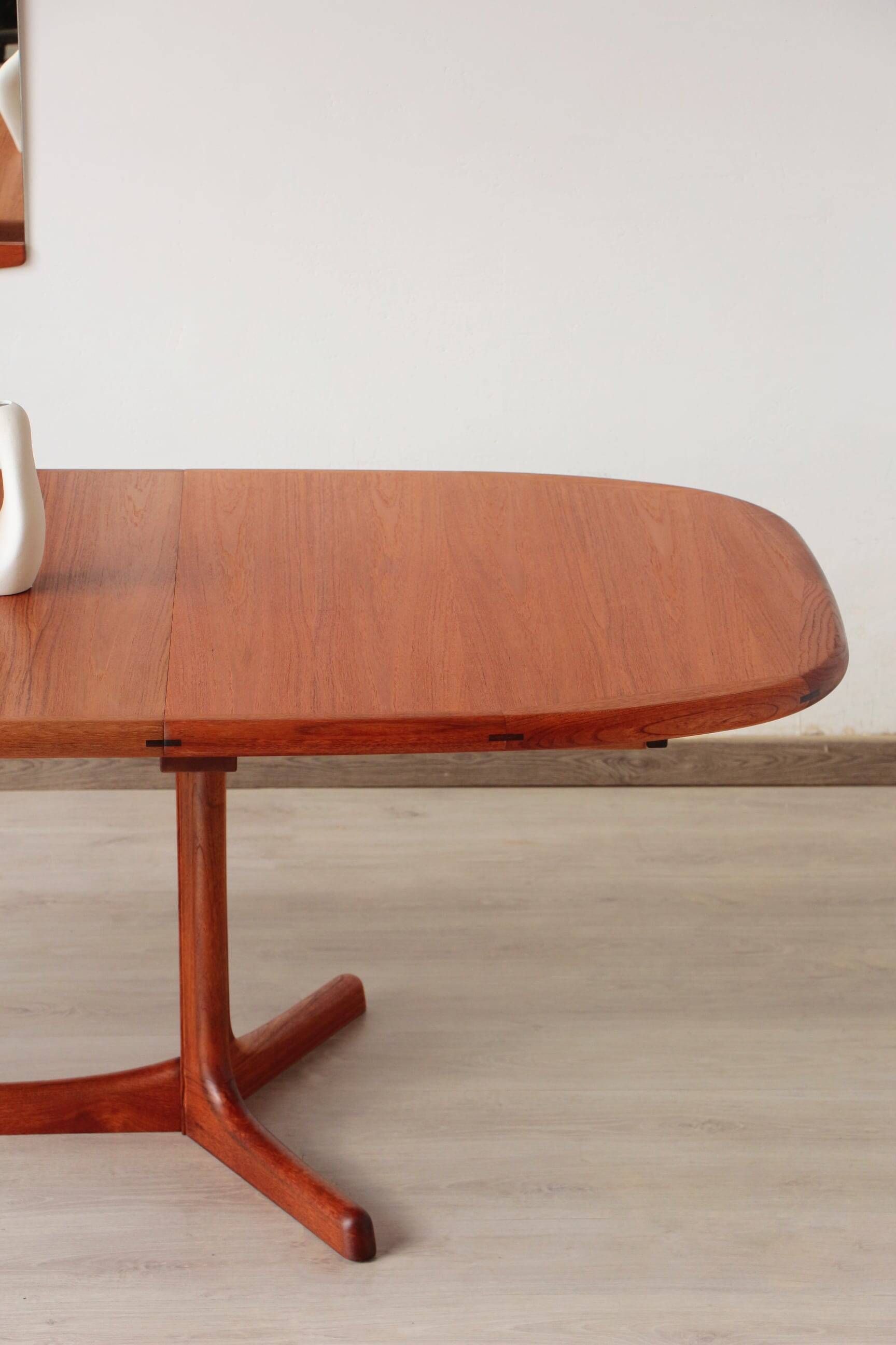 Vintage Dyrlund dining table in teak – the excellence of Danish design.