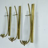 Suite de trois appliques en laiton et verre opalin triplex. Italie années 1950