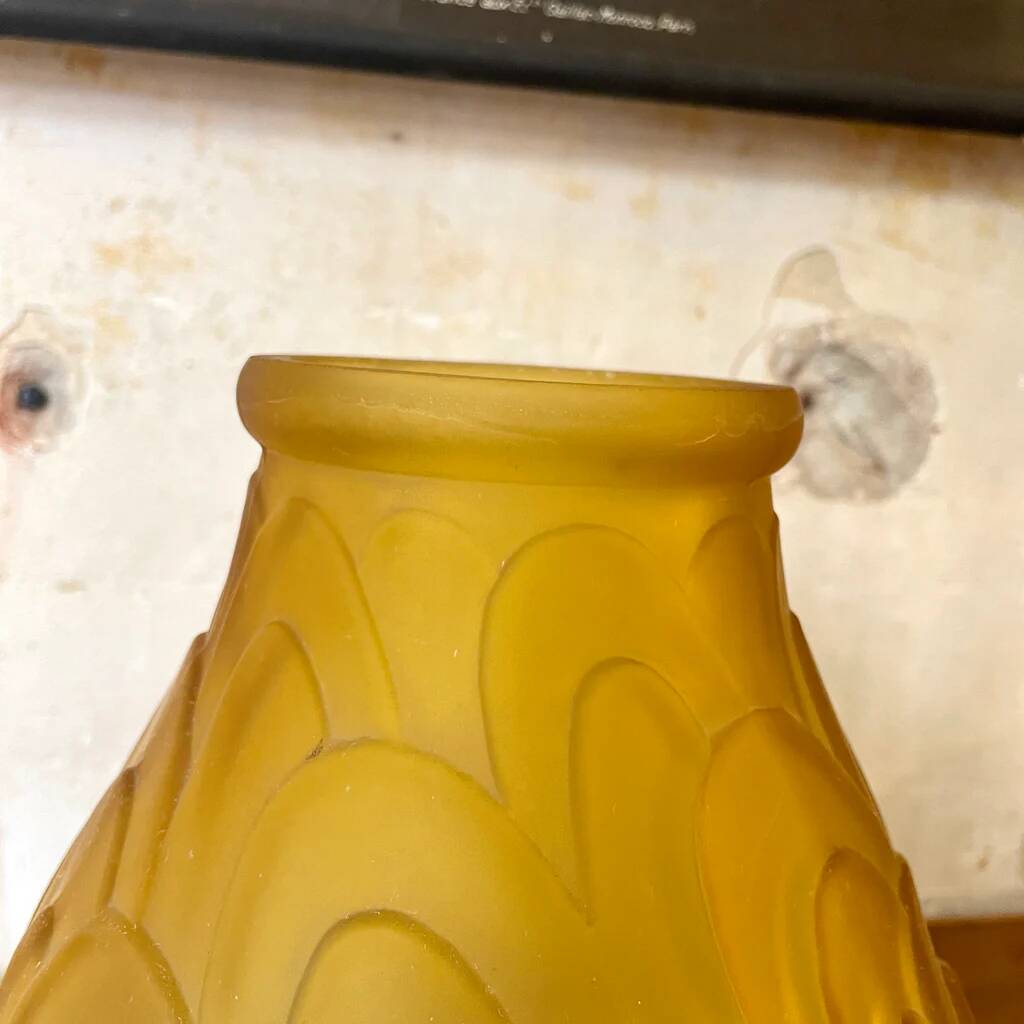 Grand vase en verre moulé art déco ambré