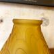Grand vase en verre moulé art déco ambré