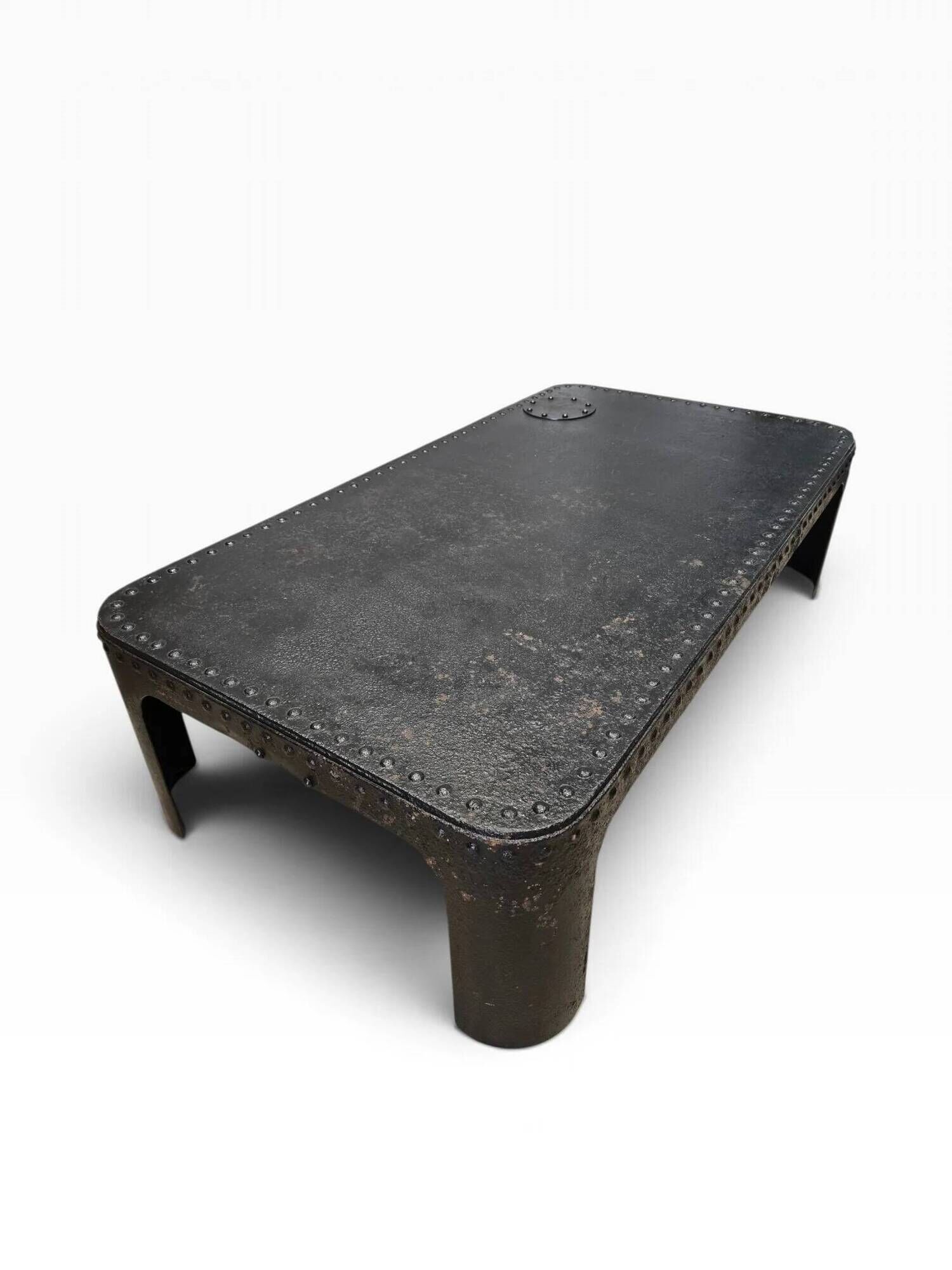 Industrial coffee table in riveted metal from around 1920 – black patina – 145 × 80 cm