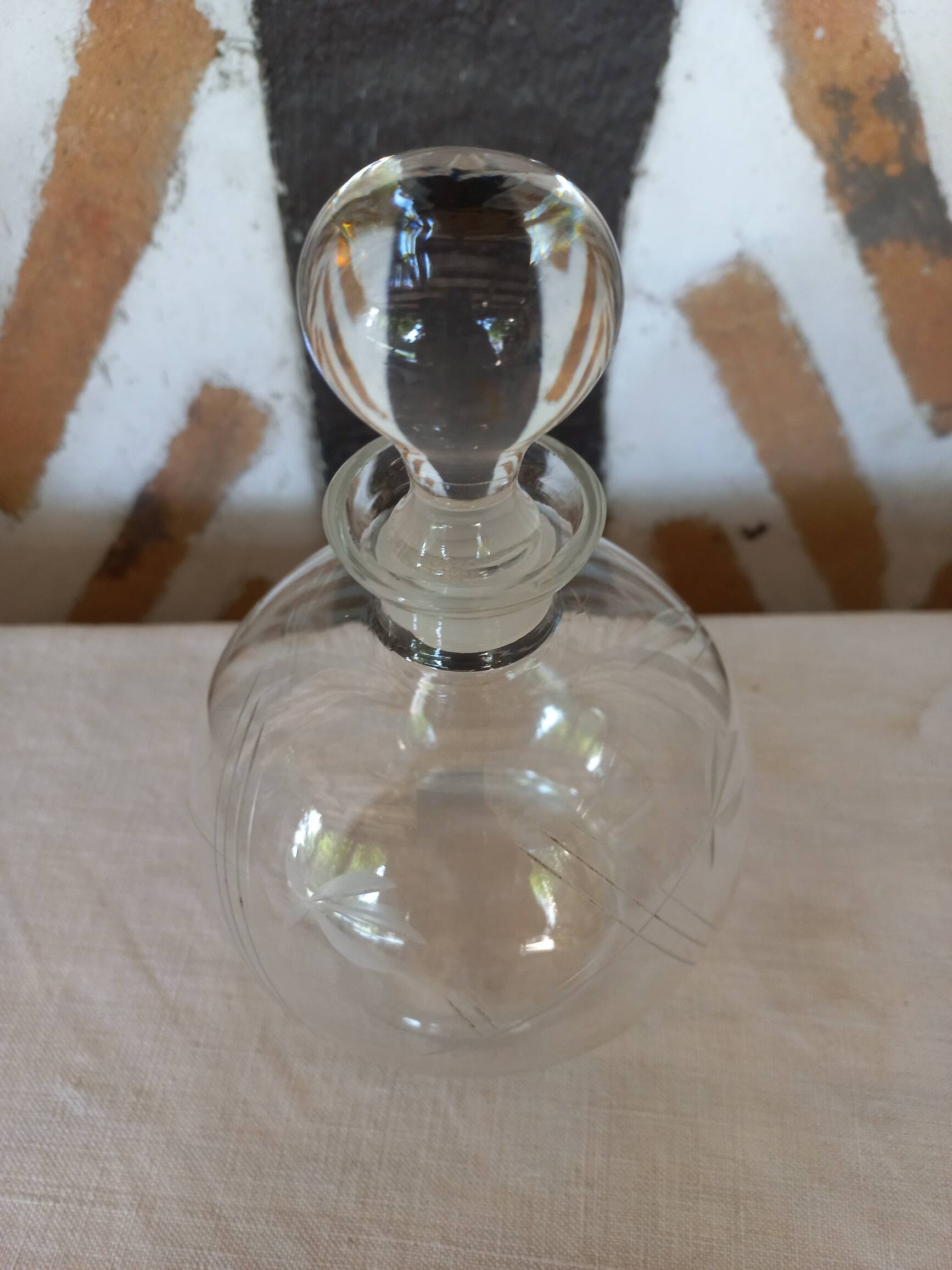 Round carafe in chiseled glass