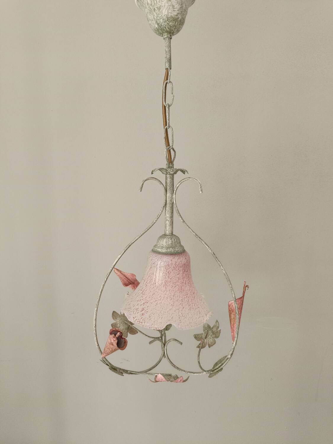 Lustre fer forgé et tulipe verre rose dépoli