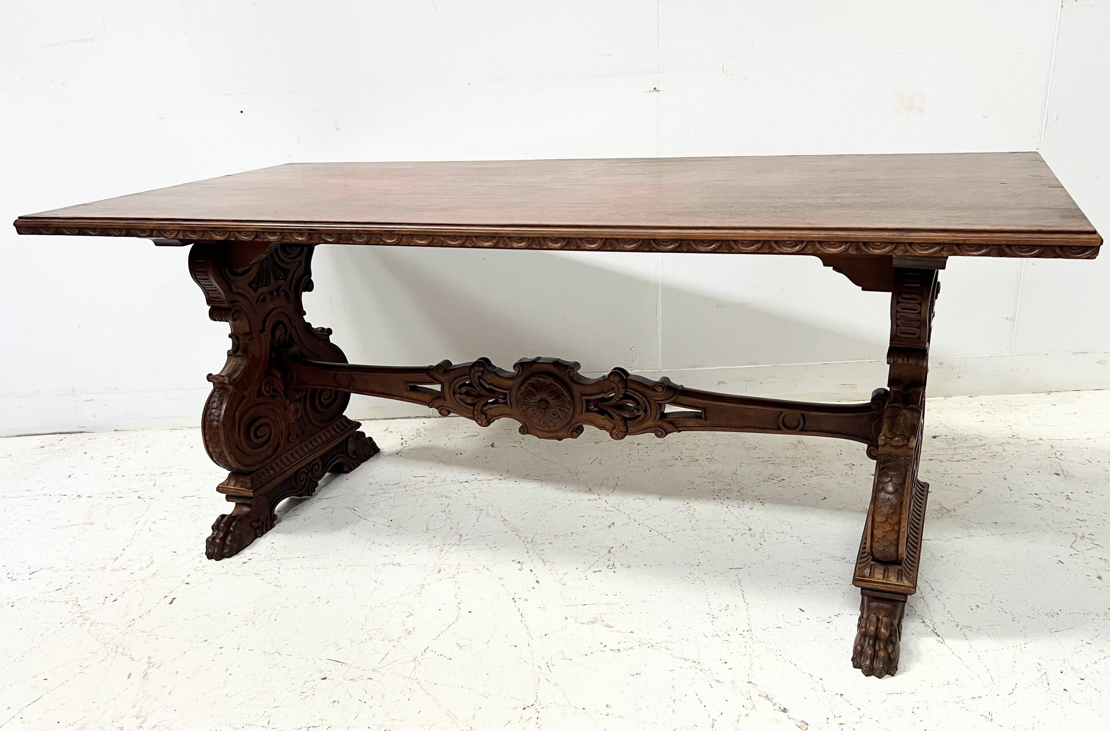 Table a manger de style Renaissance en bois massif sculpté XX siècle