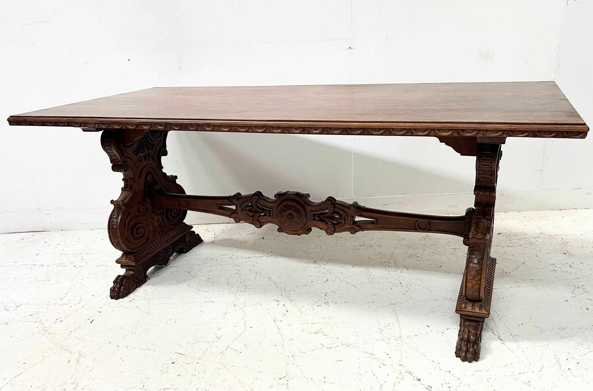 Table a manger de style Renaissance en bois massif sculpté XX siècle