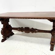 Table a manger de style Renaissance en bois massif sculpté XX siècle