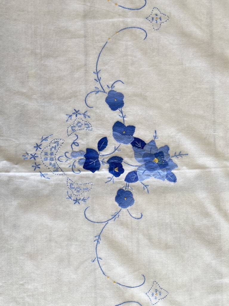 Large antique hand-embroidered tablecloth - 12 place settings - 170x210 cm - cotton