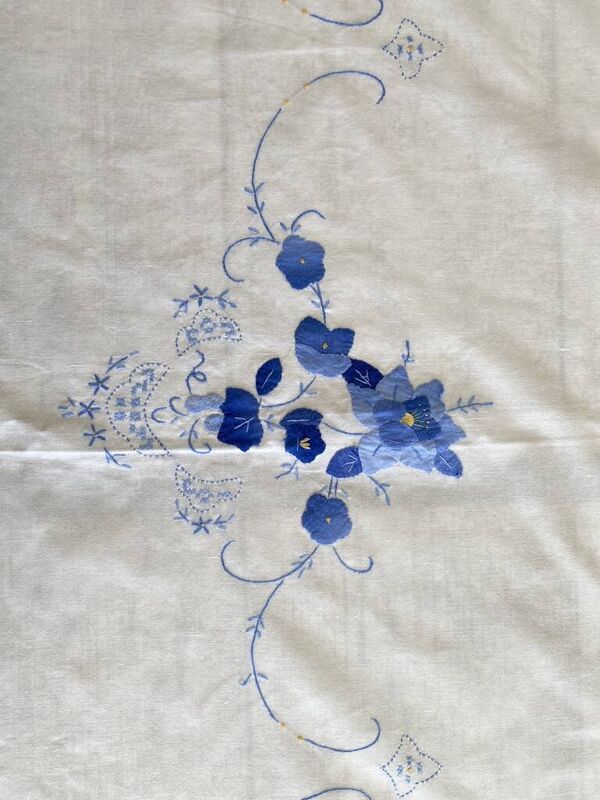 Grande nappe ancienne brodée main - 12 couverts - 170x210 cm - coton