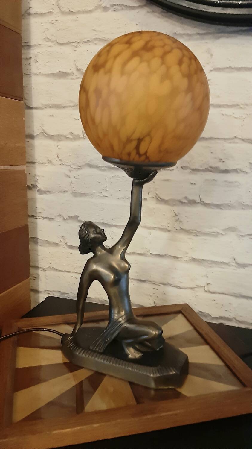 Art Deco Lamp - Globe Dancer