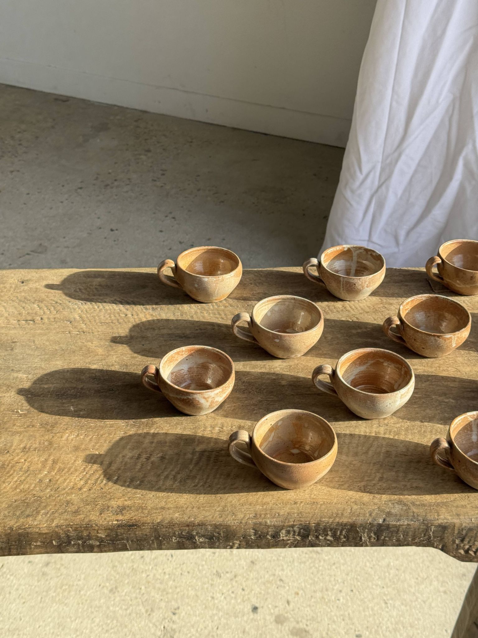 11 tasses à café vintage en grès mat brut
