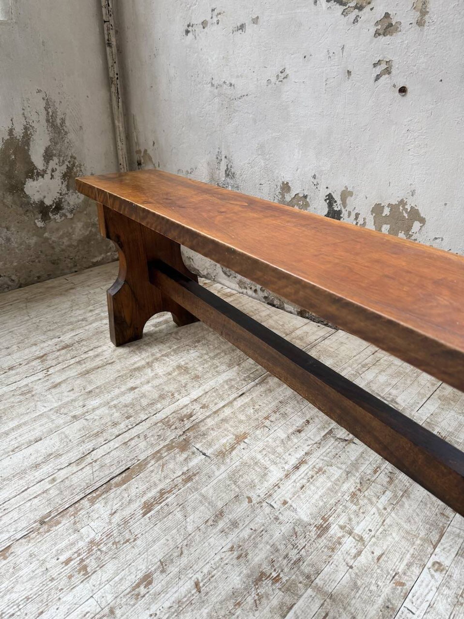 Paire de bancs noyer 1900