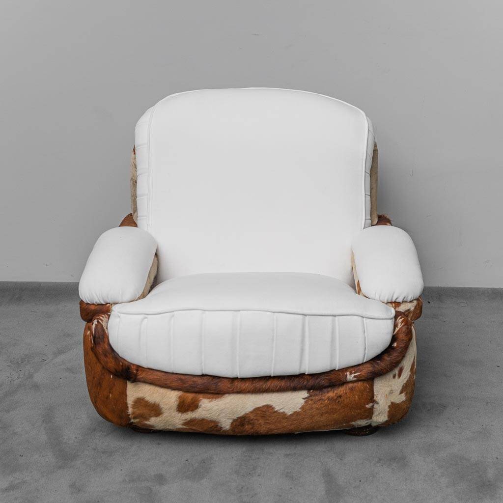 Poltrona vintage in cavallino e tessuto bianco anni ’70 modernariato
