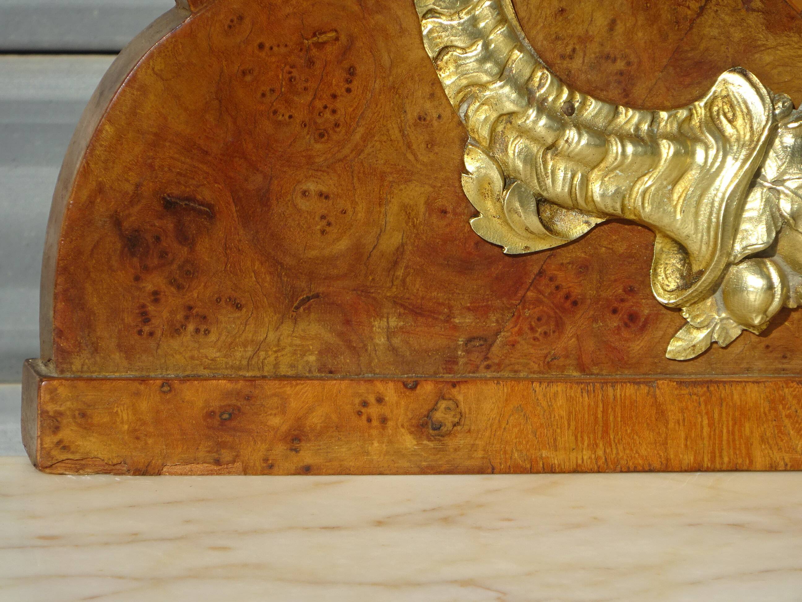 Très ancien buffet Louis XVI avec marbre, miroir et bronze