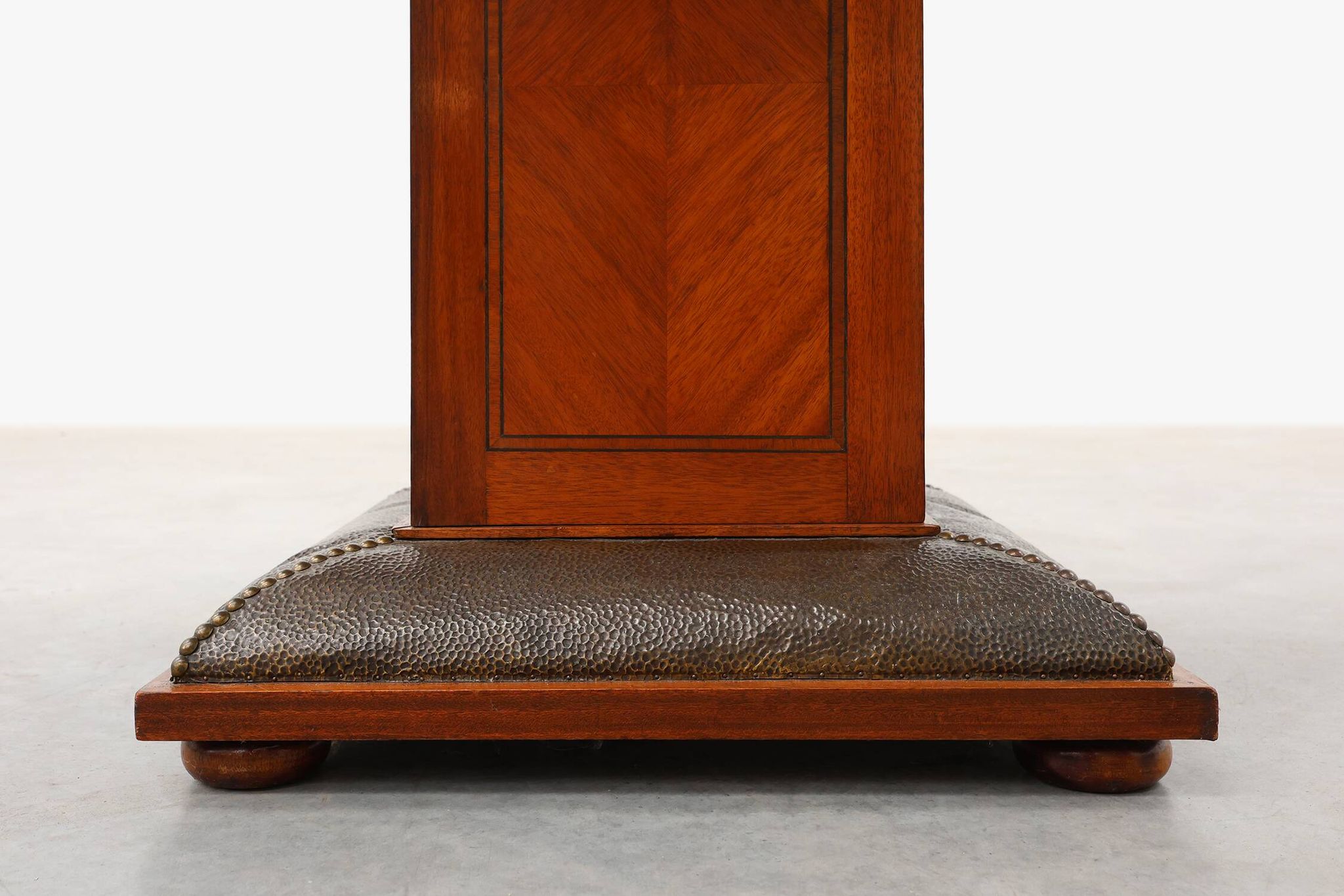 Table d'appoint ovale Art Déco en noyer avec plateau en marbre par De Coene, Belgique