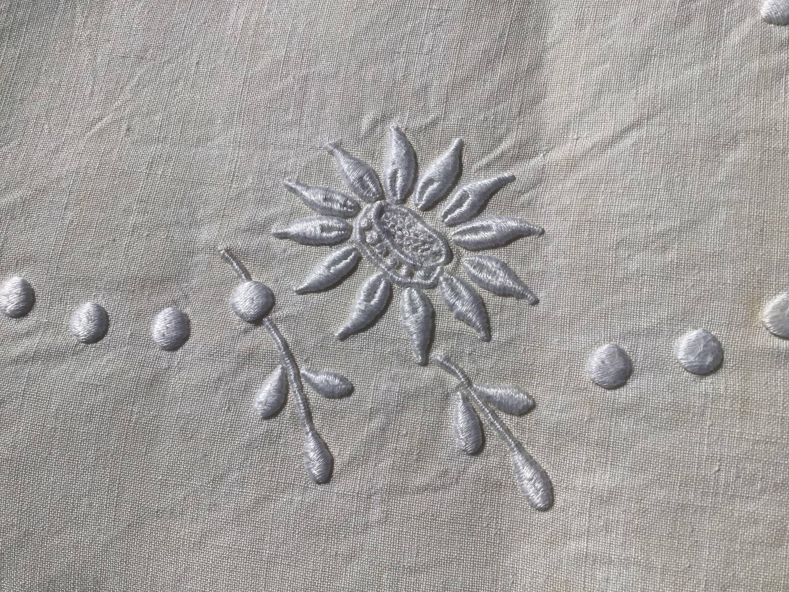 Drape 2 places JP sunflowers and pastilles.