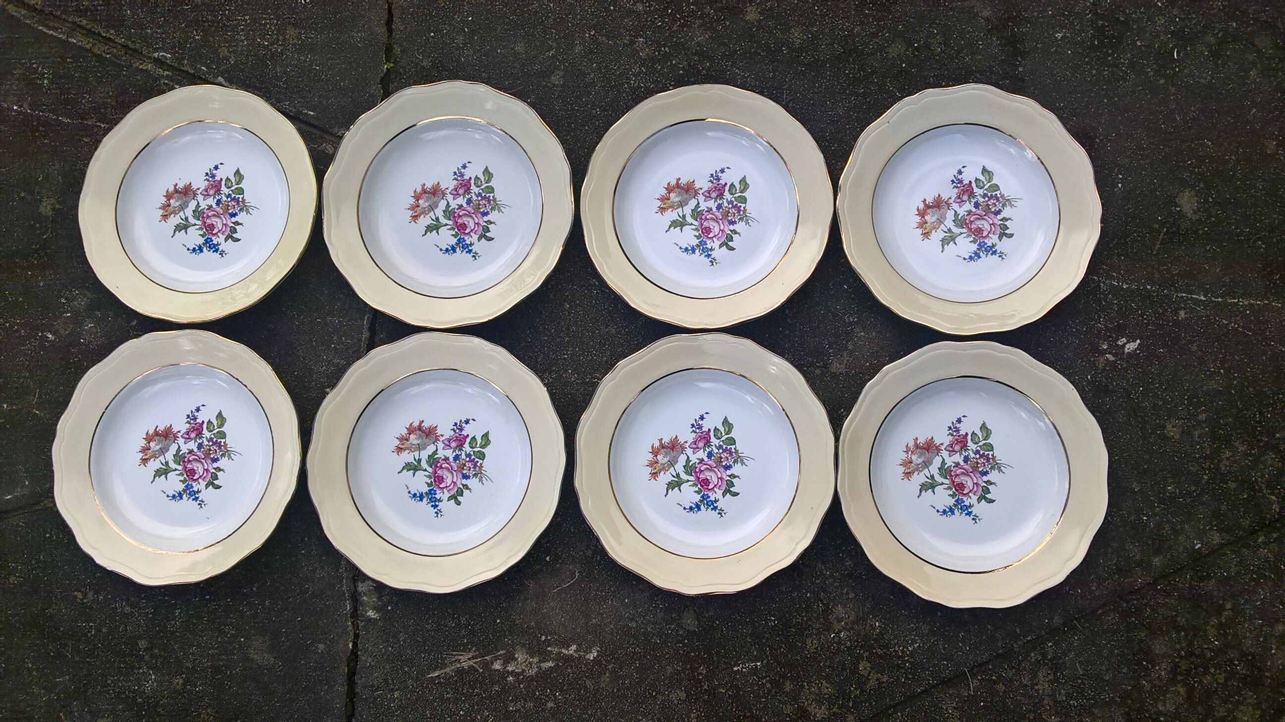 8 hollow plates L'Amandinoise